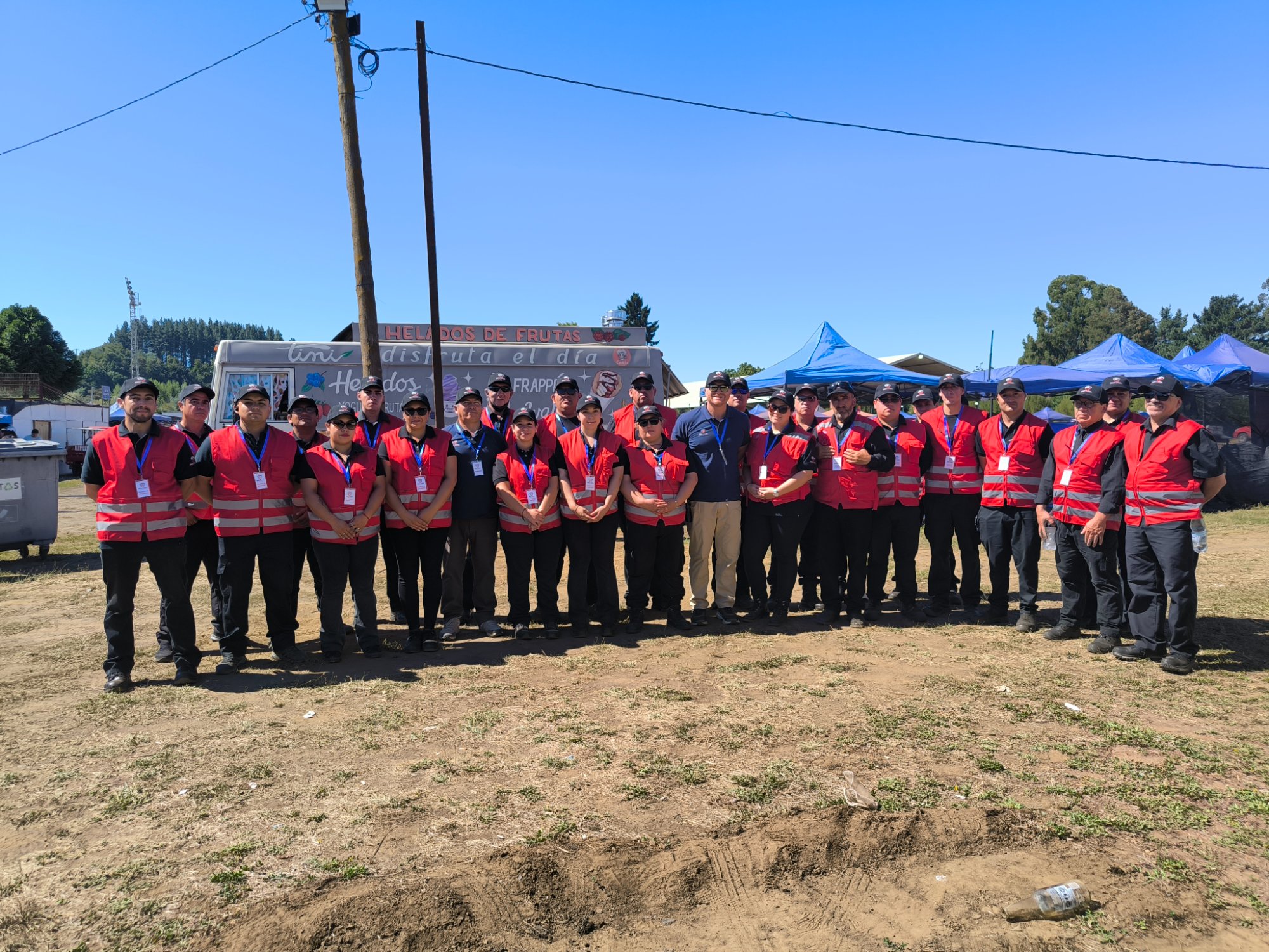 Personal SEGT uniformado en evento masivo