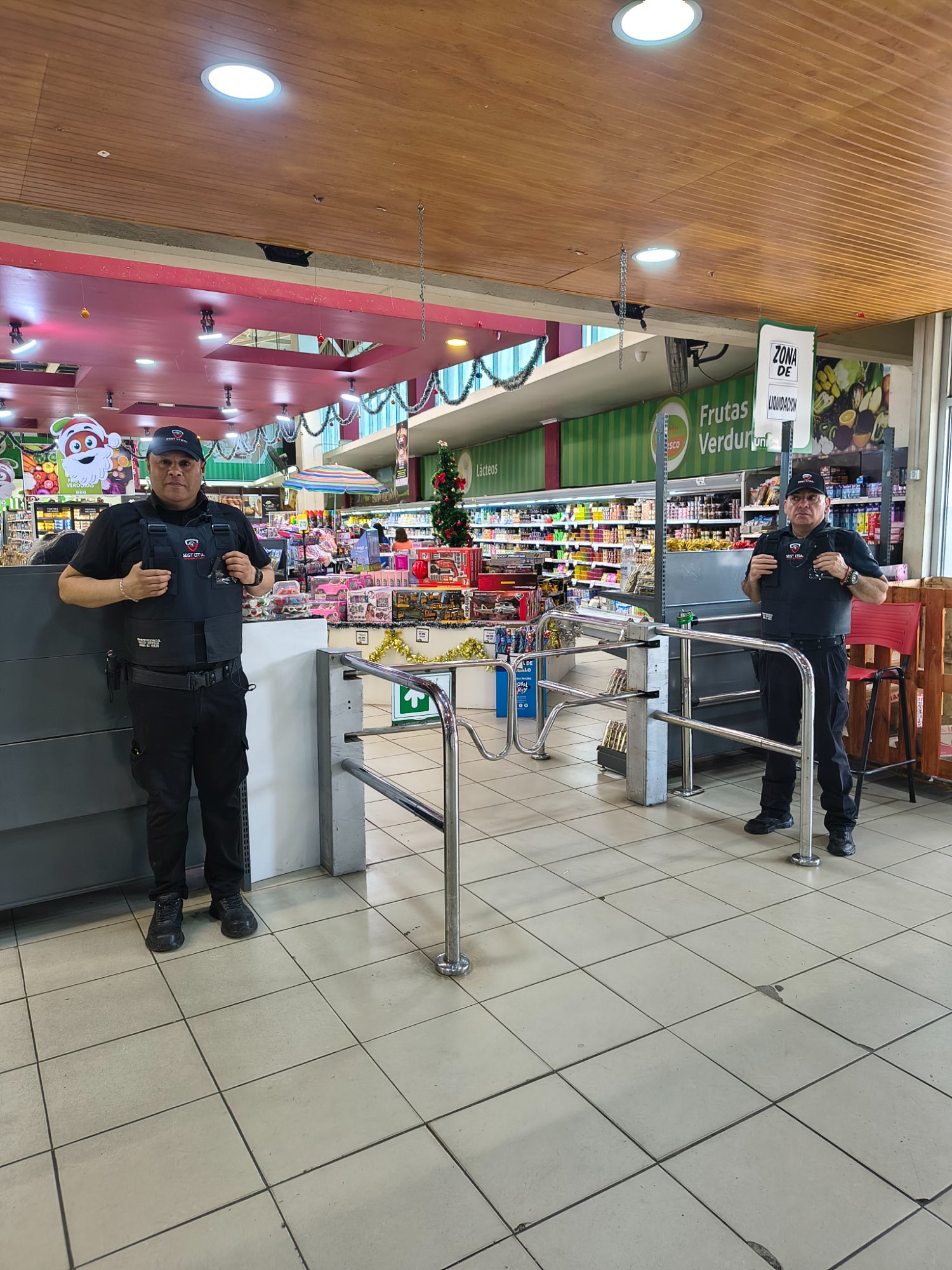 Presencia disuasiva SEGT en acceso a supermercado