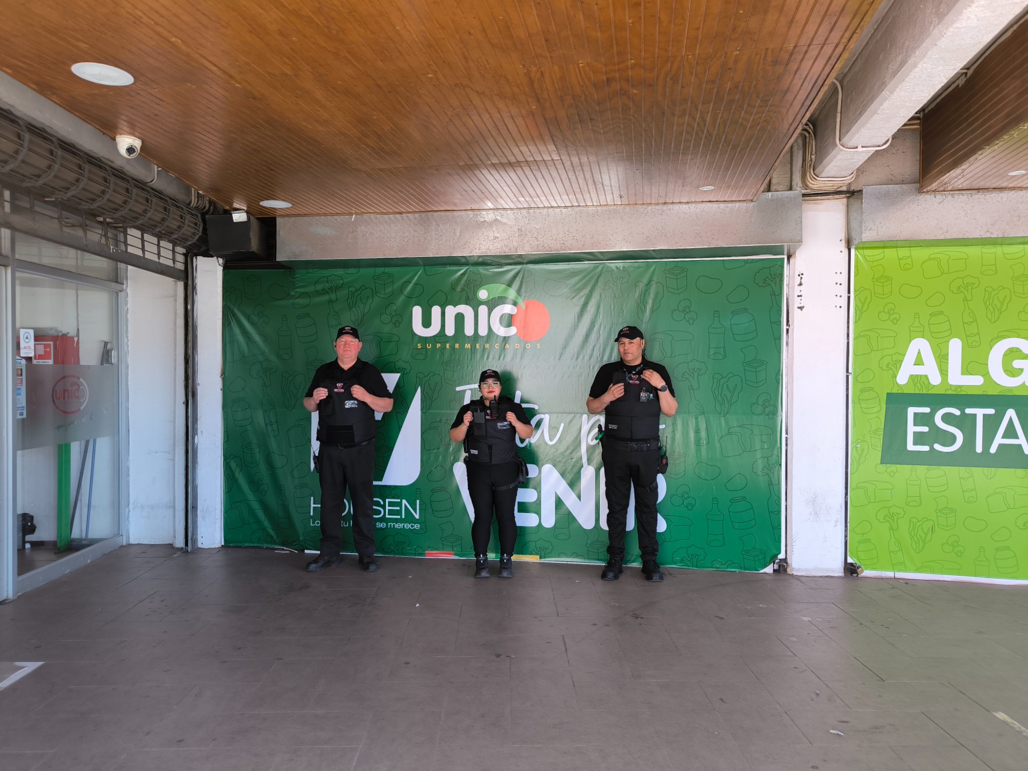 Personal SEGT certificado frente a banner UNICO