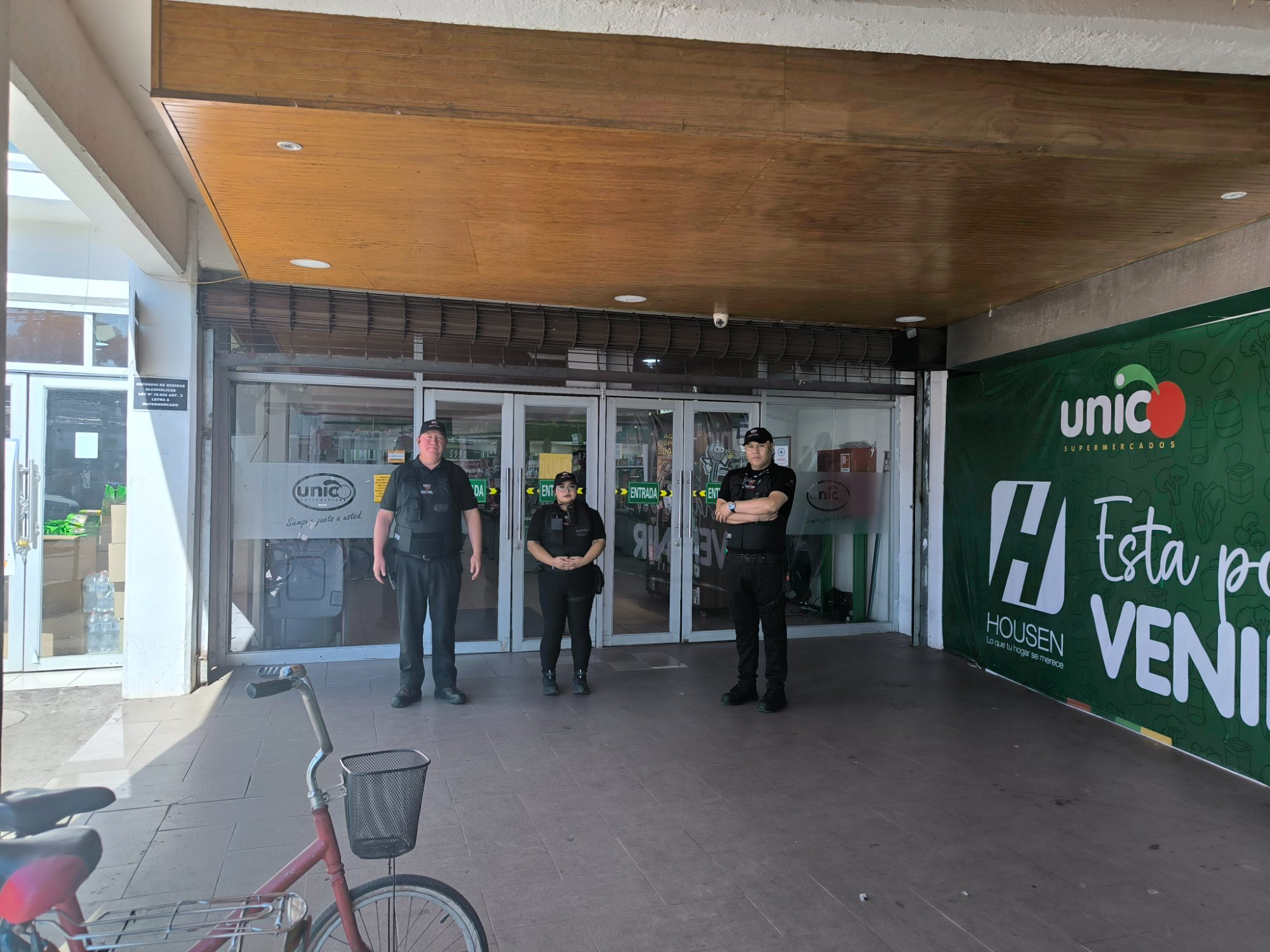 Guardias SEGT en entrada de Supermercado UNICO